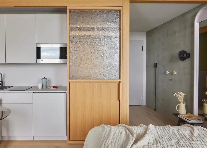 Locke At East Side GalleryHotel Berlin